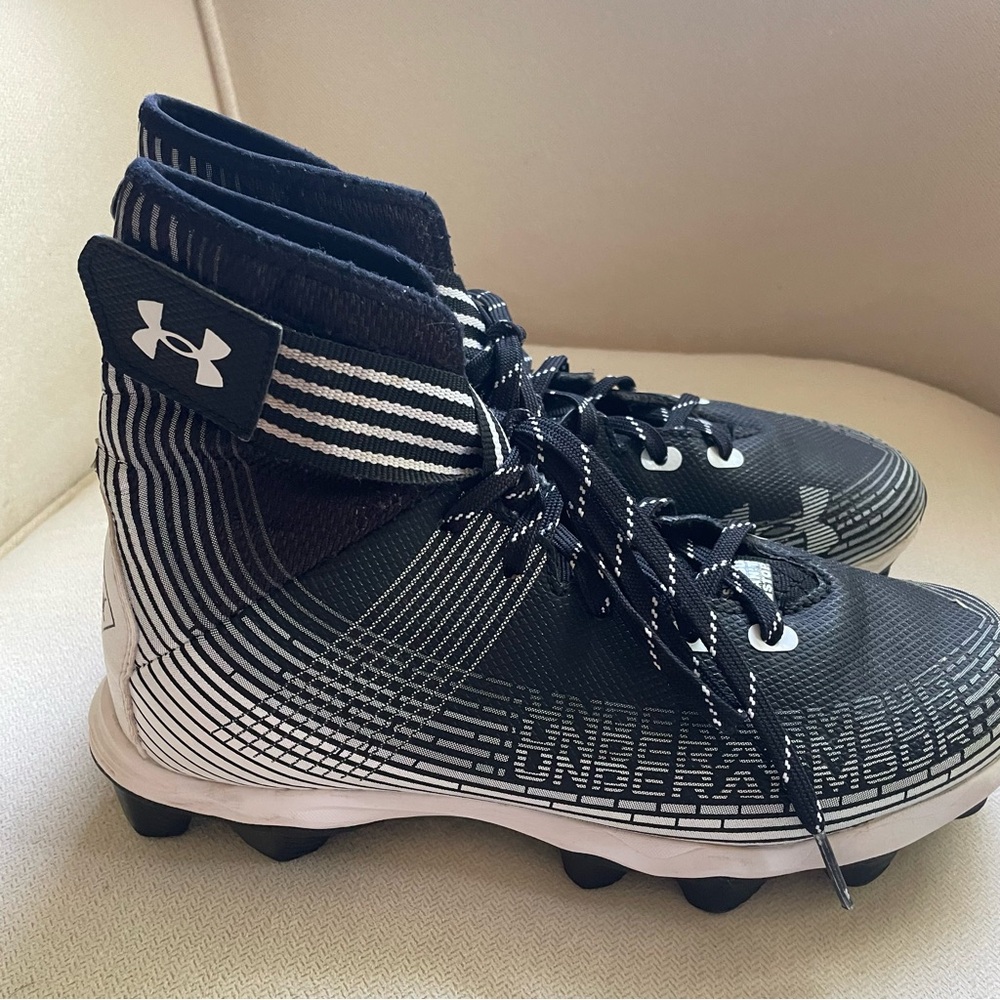 Under Armour Black and White Boys Baseball Cleats, Size 7 Big Boy - Picture 5 of 5
